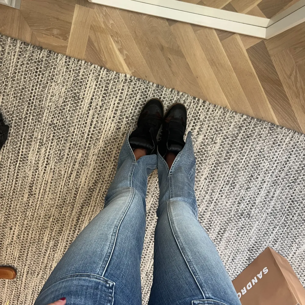 Älskar dessa jeans men får tyvärr ingen användning för dem…så tråkigt!! I storleken 25/34 så den längre versionen! Aldrig använda därav priset. 💙. Jeans & Byxor.