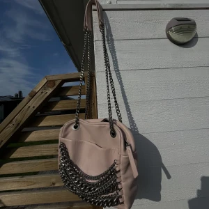Väska - Snygg axelväska i med kedjor från zara!👜