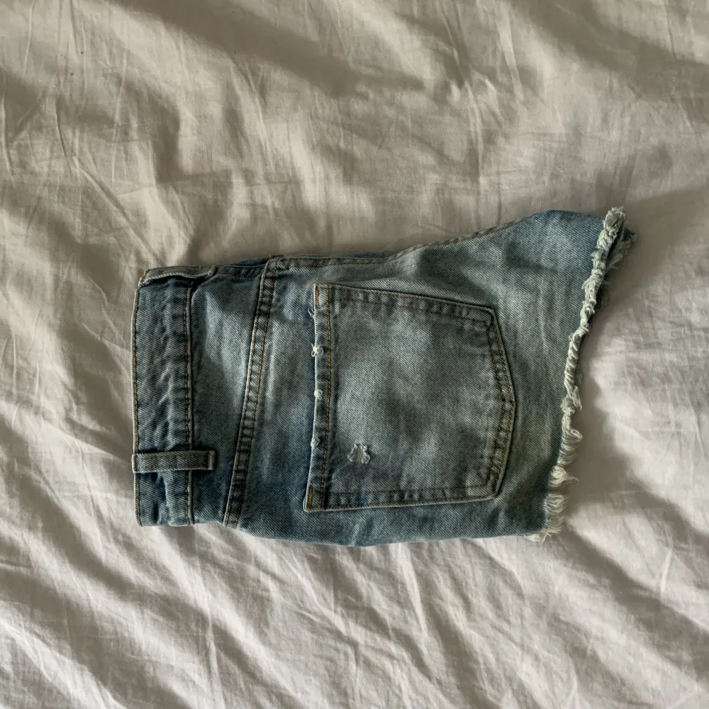 Här är ett par snygga jeansshorts från FB Sisters, köpta förra året. Använda väldigt få gånger då de är lite tajta på mig. Skulle säga storlek 32! Hör gärna av er vid intresse 💕. Shorts.