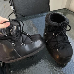 MOON BOOTS SVARTA - Moon boots storlek 39/41  använd 1 vinter säljes för 1400 kr  köpare står för frakt pris kan diskuteras vid snabb affär