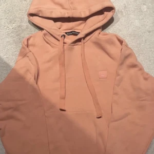 Acne hoodie - En acne studios hoodie, den har en pytteliten fläck (syns knappt)  lite över märket. Köpt för ca 3000