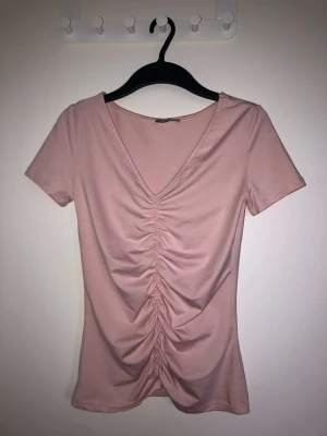 Fin topp med rynk, y2k - Fin rosa topp i silkigt material och rynkig effekt, nyskick! Storlek xs
