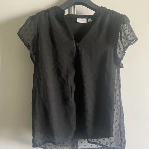 Svart topp - Säljer denna superfina topp/blus från vila. Kontakta mig vid intresse och köparen står för frakten💕