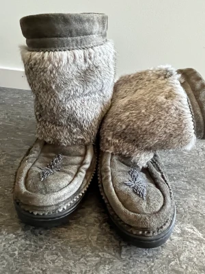 Äkta mukluks - Jättefina äkta mukluks från manitobah. Väl använda men fortfarande i mycket bra skick. Nypris 2400kr