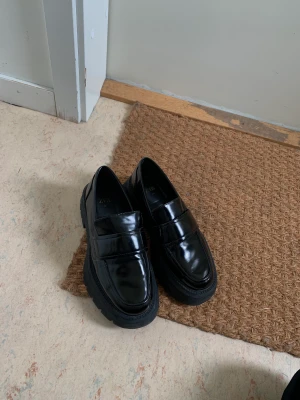 Chunky loafers Zara stl 36 - Snygga svarta glansiga loafers från Zara. Storlek 36, normala i storleken. Använda några få gånger så fint skick!  Hämtas i Uppsala eller skickas mot fraktkostnad.  