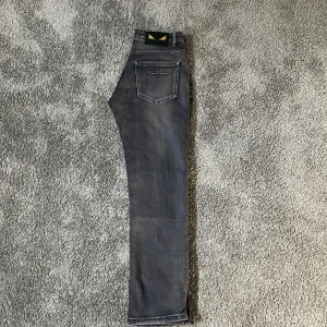Jeans Fendi  - Säljer mina Fendi jeans i grå för att dom inte kommer till andvändning längre