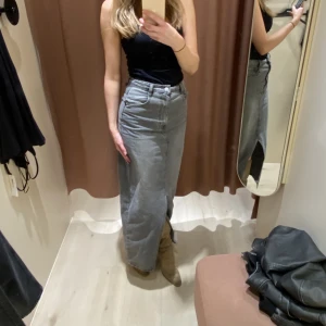 lång jeanskjol grå - lång jeanskjol med slits grå använd 1 gång