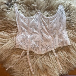 Korsett  - Så fin vit korsett för att styla en cool outfit!