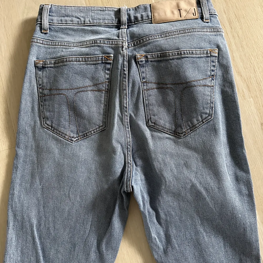 Jeans från Tiger of Sweden. Bootcut modell. Ljusblå fin tvätt. . Jeans & Byxor.