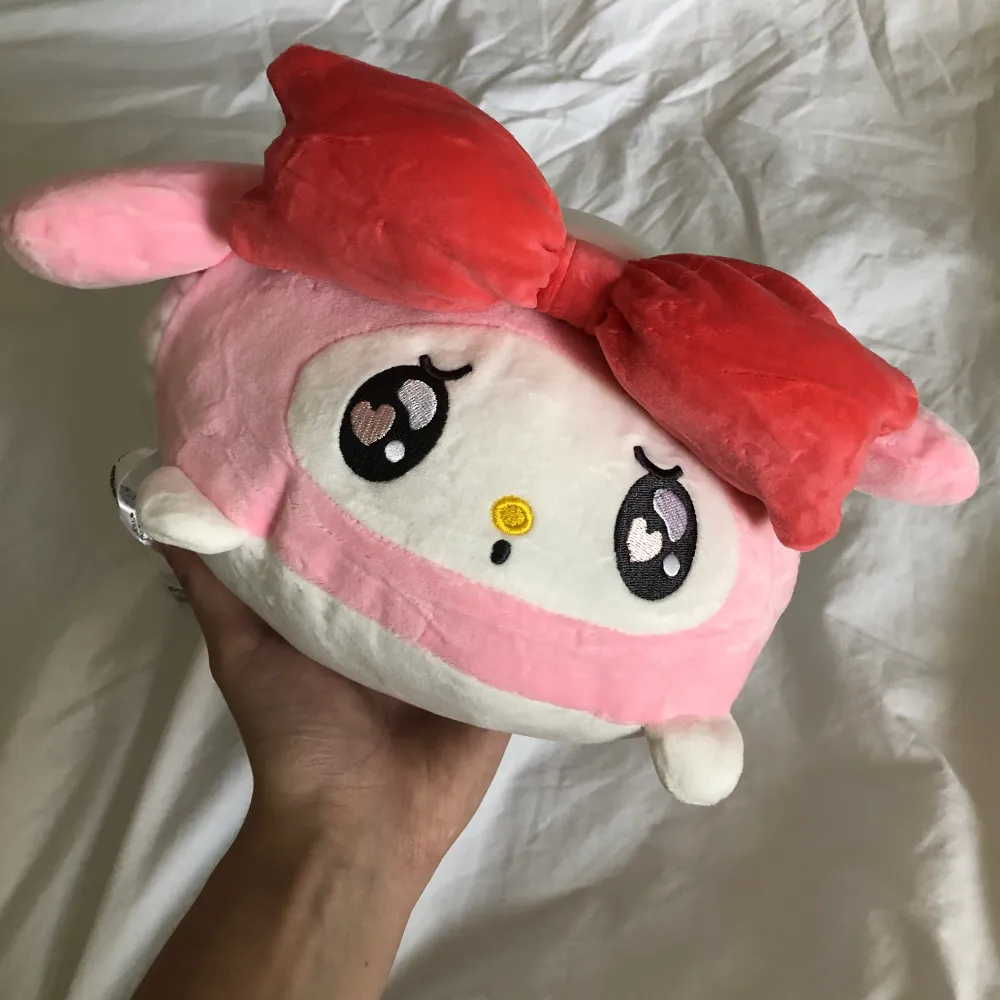 jättesöt My Melody plush/kudde/gosedjur! 💖ENDAST ÖPPNAD (NYSKICK) ca 30cm bred (med öronen). värd ca 249 kr . Övrigt.