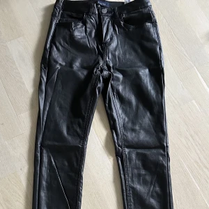 Skinnbyxor - Skinnbyxor från märket pieces. Skinny fit.  Stretch.  Normal midja. 