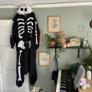 Skelett kigurumi - Mysig skelettkigurumi som säljs pga att jag inte använder den. Stor och rymlig så passar perfekt för kalla höstkvällar!  Superfint skick, obs: katter finns i hemmet. 