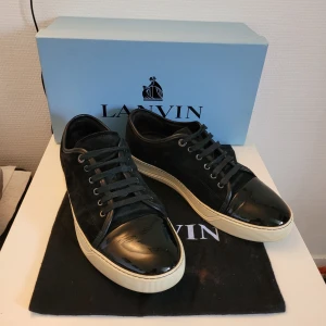 Lanvin skor - Säljer mina svarta lanvins i storlek uk9 (43-44). Skorna är använda men i superbra skick cond 9/10. Box och dustbag ingår! Hör av dig om du har minsta lilla fråga🙂