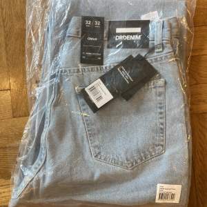 Box fresh(!) ljusblå jeans av modellen ”Omar - Pebble Superlight Retro”. Straight loose fit 32x32