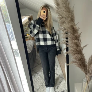 Rutig stickad tröja  - Säljer min superfina stickade tröja från H&M då den tyvärr inte kommer till användning längre!! Tröjan är i bra skick och i storlek S🖤🤍