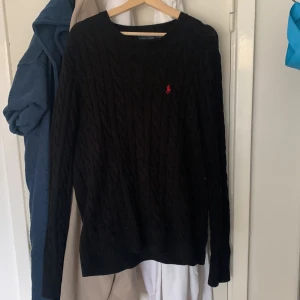 Ralph lauren långärmad tröja - Hej jag säljer min långärmade Ralph lauren tröja som är i super bra skick och den passar super snyggt ovan på en skjorta, skriv om intresse!