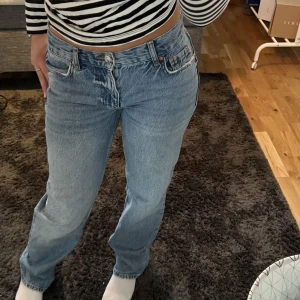 Himmelsblåa jeans från Gina  - Sköna och fina low waist jeans från gina, som inte längre säljs i den färgen. Köpta för 499 i butik. Tryck inte på köp KÖP DIREKT utan skriv privat om du är intresserad av att köpa! 💛 