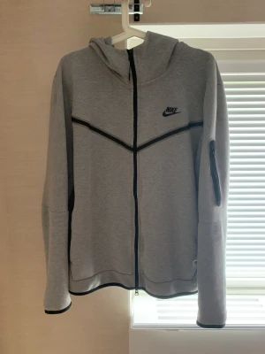 Nike tech fleece - Helt ny och har inga skador. Kan gå ner nån hundring vid snabbäffare.