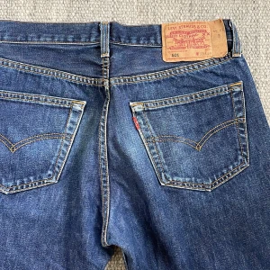 Levis 501 - Vintage levis 501 i fint skick, lite vit färg på framsida som syns på bild men blir fet detalj, size 33/34 sitter mer 30-31 i midja 