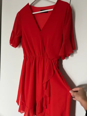 Röd klänning  - Från sisters point, tunnare i materialet