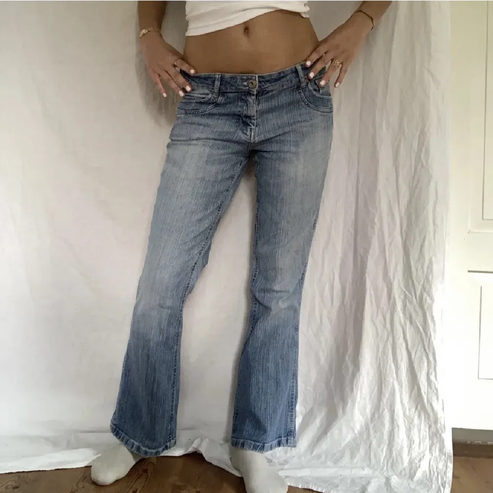 Midjemått- 39cm (rätt över) Inerbenslängd-74cm. 170 på bilderna, inga defekter! Skriv om du har några frågor💞. Jeans & Byxor.