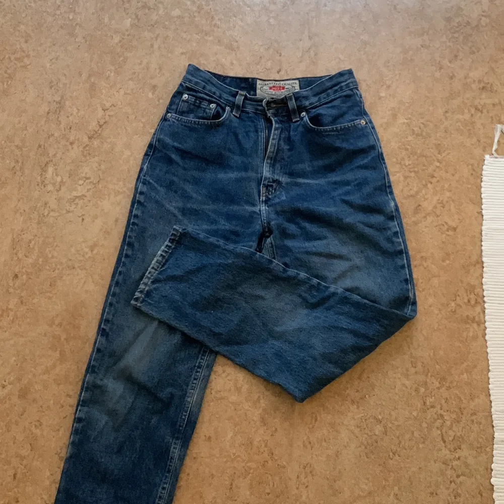 Midrise jeans från davy’s. Klassisk jeansfärg och 100% bomull. Jättesnygga men har tyvärr blivit för små! . Jeans & Byxor.