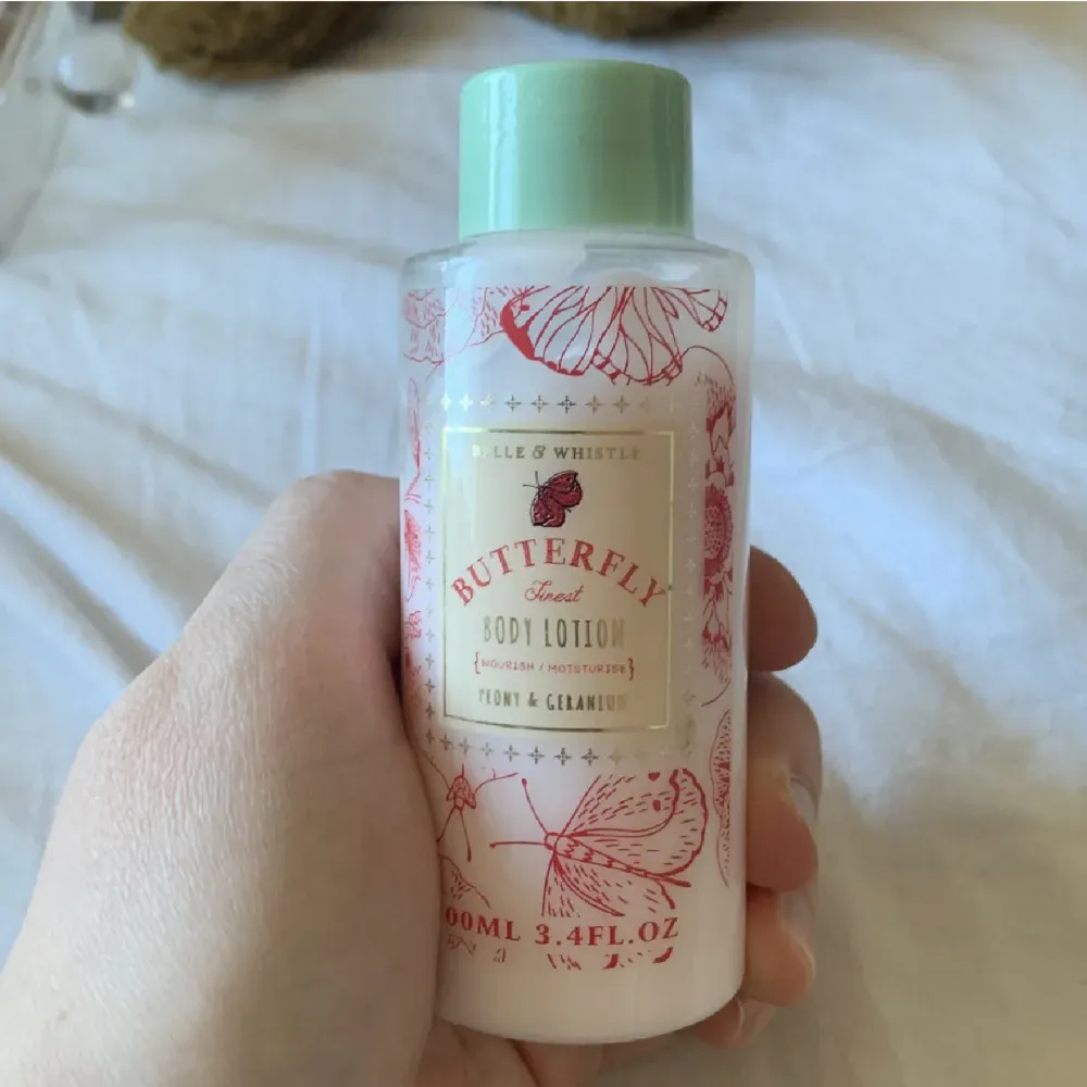 En mindre body lotion, endast testad men sen inte kommit till användning. . Övrigt.