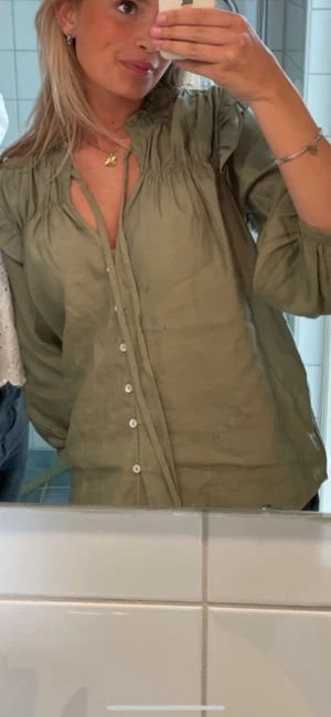 Zara blus  - Så fin blus från zara! Jättefin grön färg som passar perfekt till hösten. Säljer då jag har två, den första bilden är den jag använder och därför har en fläck, den andra är aldrig använt och i toppskick. Köpt för 399💚