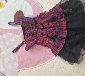 Punk klänning - Skotskrutig klänning. Passar till punk, emo, visual kei eller bara allmänt alternativ. Inga skador, finns en liten snörning där bak för att justera storleken. Kan mötas upp i vänersborg. Frakt: 60kr