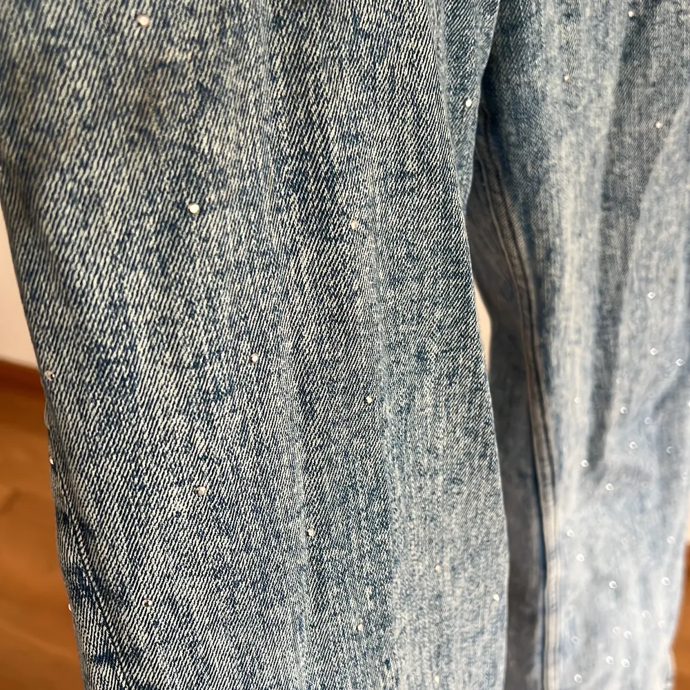 Jeans med små stenar på. Skön stretch, lite kortare i modellen.. Jeans & Byxor.