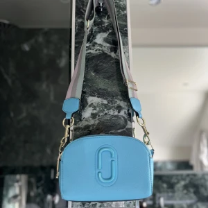 Marc Jacobs väska - Säljer min Marc Jacobs väska (den är fake)!!!! Några defekter på själva märket och pyttelite på sidan men det är inget man märker!❤️💗