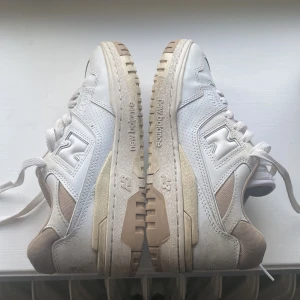 New balance 550  - Ett par snygga beige vita new balance i bra skick storlek 36,5. Fråga för fler bilder😄
