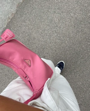 Väska  - Fin väska men lite skavd i ena kanten! (Kopia)