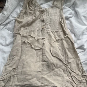 Blus topp - Jättegullig beige linneblus. Passar perfekt till hösten! 