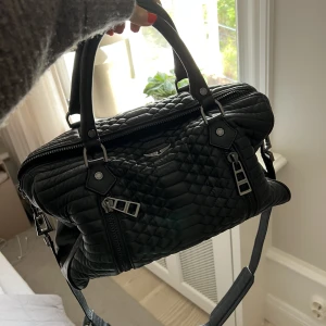 Zadig & Voltaire väska  - Stor matt Zadig väska med mycket utrymme. Ett längre band. Jättebra skick, knappt använd.