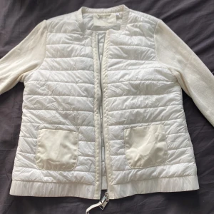  Moncler liknande jacka -  Super fin vit monclear liknande jacka köpt från Plick nyskick. Köpte den till min kompis i present men den passade inte henne så ska sälja vidare den. Jag kan är det storlek M passar S. Först till kval. Första personen att trycka på köp nu. Nypris 400 kr