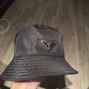 Prada nylon fiske hat  - säljes pga att jag alldrig andvänder den ny pris på prada.com 6500kr