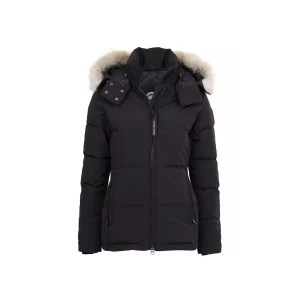 Canada Goose Chelsea Parka  - Canada Goose Chelsea parka i storlek S, passar lika bra som XS. Köpt på Johnells. Blev lite förstörd i kemtvätten ( minimala hål på insidan av ärmarna, ej synliga när man har på sig jackan ). I övrigt i gott skick. Tar emot lägre bud vid snabb affär. 
