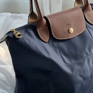 Le pliage M tote bag  - Säljer min le pliage M som är använt fåtal gånger.  Mått: 28 cm (L) x 26,5 cm (H) x 15,5 cm (W)