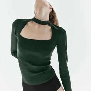 Mörkgrön Zara topp - Jättesnygg mörkgrön topp från Zara, aldrig använd💞Storlek M