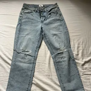 Jeans från lager 157 med hål på knäna 