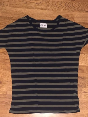 Crocker T-shirt  - Grå-grön randig crocker T-shirt. Väldigt fin och i bra skick! Vi kan diskutera pris om ni vill!