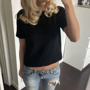 Svart stickad t-shirt!! - Svart stickad t-shirt från zara