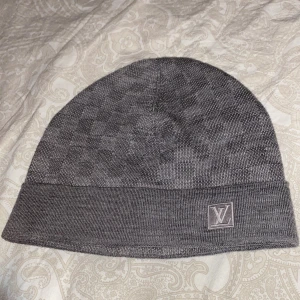 äkta louis vuitton mössa - helt ny inte nöjd med hur den är på mig köpt från farfetch haft den i 1vecka 