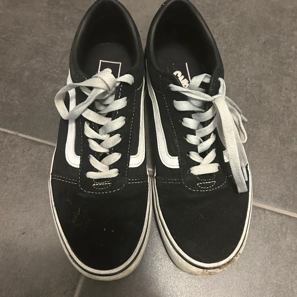 Säljer mina nästan helt nya vans old school då jag inte får någon användning av dom❤️de är använda runt 10-15 gånger och är i nyskick. Köpta för 1000. Inga defekter alls. Skor.