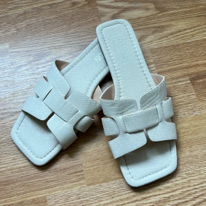 Tofflor - Knappt använda. Fin beige färg 