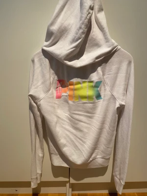 Victorias secret hoodie - Säljer denna svinsnygga koftan från märket PINK/Victorias secret i storlek XS men passar även mig som i vanliga fall bär S!! Coolt tryck på baksidan på ryggen och väldigt gullig tröja helt enkelt!!❤️