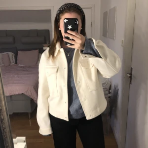 Kappa vero Moda  - Ljus beige Kappa från Vero Moda i storlek S 