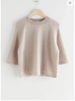 & other stories tröja - Säljer denna super snygga trekvarts ärmda tröjan i storlek S från & other stories då den ej kommer till användning, kan mötas upp i Stockholm eller frakta🤍