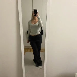 Grön bastopp - Tröja som sitter tight från Lager157. Storlek xs. 